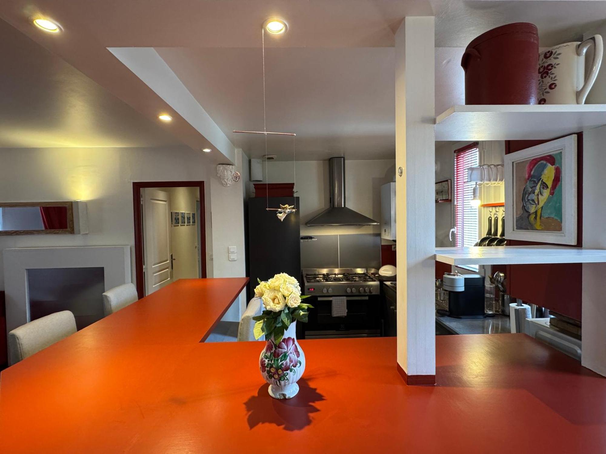 Red Flat Apartment *